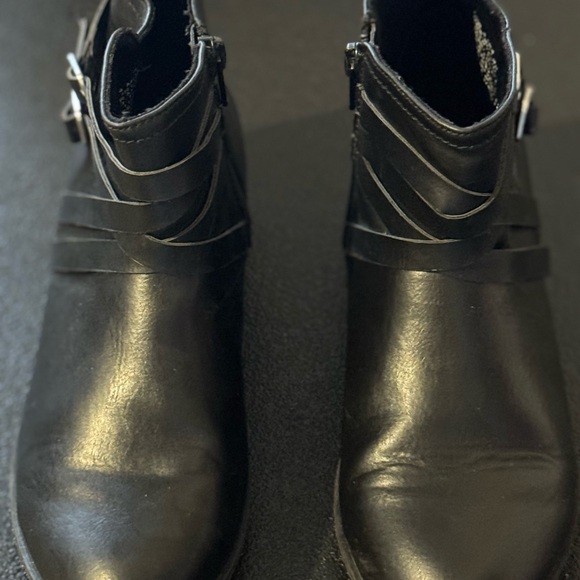 Kohl’s Brand, Girl’s Black Ankle Boots, (Size 4) Kid’s Shoes/Footwear - Picture 9 of 9